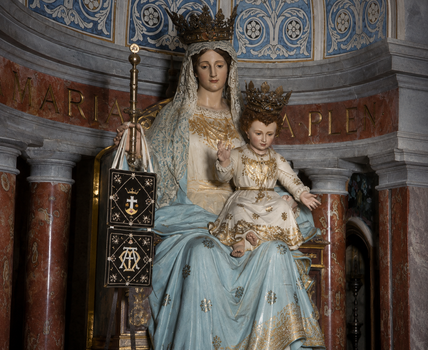 Muttergottesstatue in der Basilika auf dem Berg Karmel